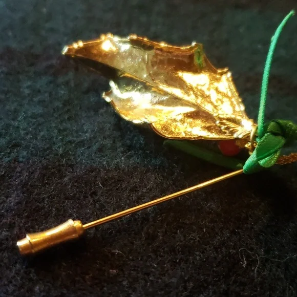 Genuine 24K GEP Holly Leaf Convertible Pin/Necklace with Berries & Ribbon Bow - Picture 6 of 7
